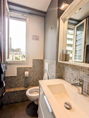 Photo de la galerie de l'établissement Charmant studio avec balcon et vue Tour Eiffel, à Paris