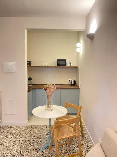 a table and chairs in a room with a kitchen at La Dimora di Pindaro in Colledimacine