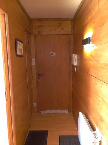 - une petite salle de bains avec des toilettes et une porte dans l'établissement Appartement Cauterets, à Cauterets