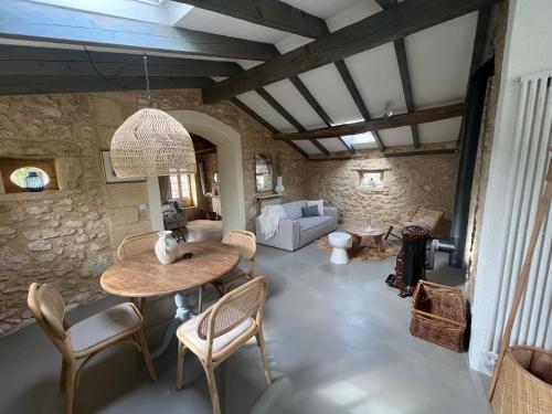 un salon avec une table et des chaises dans l'établissement Village des Éléments, à Naussannes