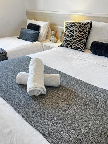 a room with two beds with towels on them at Lake Side Resort Flat Beira Lago 5 minutos do centro de Brasília in Brasília