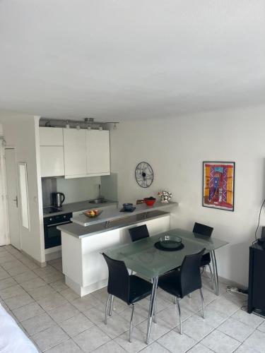 - une cuisine avec une table, une table et des chaises dans l'établissement Trianon Palace, à Cannes