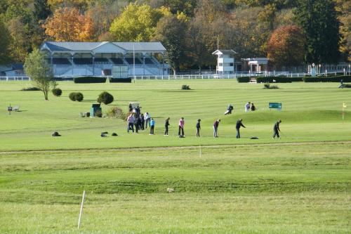 a group of people playing golf in a field at Chambre d'Hôtes Jules & Annette in Vittel