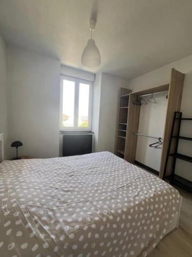 une chambre avec un lit et une fenêtre dans l'établissement Square Sainte Thérèse, à Saint-Brieuc