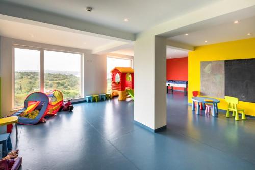 Modern apartment with in-&outside pool, sauna&gym, heating, rooftop terrace with amazing sea&mountains view