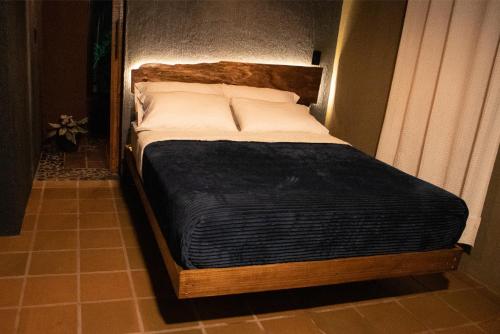 a bedroom with a bed in a room at Refugio bore CABAÑA OROZU in Horizonte