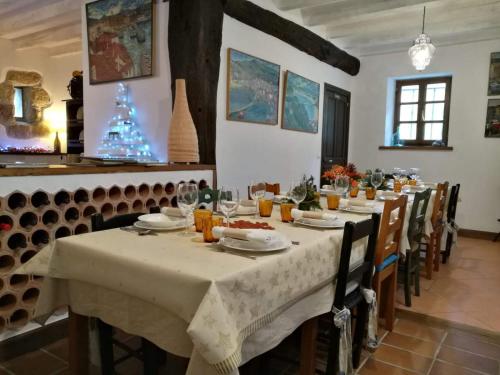 jadalnia ze stołem i choinką świąteczną w obiekcie Hotel Rural Natxiondo w mieście Lekeitio
