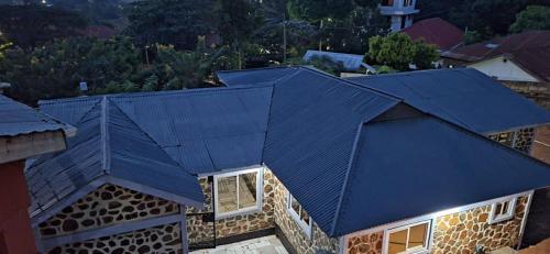 una vista sul tetto di una casa con tetto blu di Nyanyama Resort a Mwanza