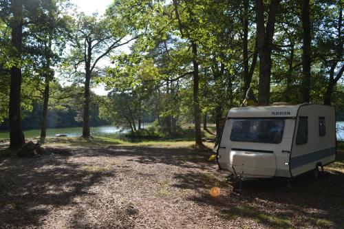 - un campeur garé dans les bois à côté d'une rivière dans l'établissement air naturel de camping moulin de malesse caravane, à Saint-Privat