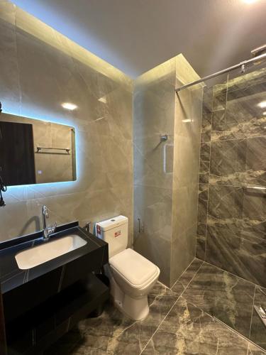 Ένα μπάνιο στο Chic Apartments For Rent ave1-2
