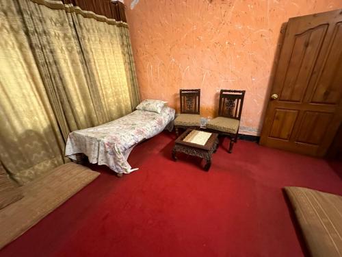 Postel nebo postele na pokoji v ubytování Luxurious Haven In Hayatabad