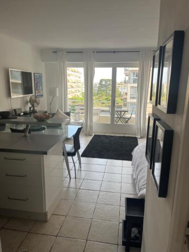 - une cuisine avec un bureau et un lit dans une chambre dans l'établissement Trianon Palace, à Cannes