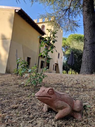 a statue of a lizard sitting on the ground in front of a house at Villa Castaldi Firenze vicina al centro in Florence