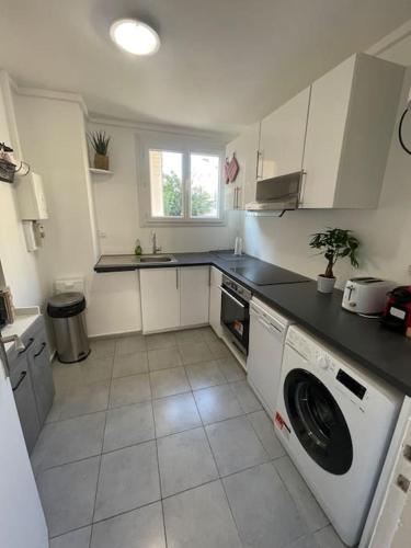 Il comprend une cuisine équipée d'un lave-linge et d'un sèche-linge. dans l'établissement MydailyHouse Paris Nord, à Aubervilliers