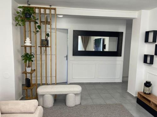 - un salon avec un tabouret et un miroir dans l'établissement MydailyHouse Paris Nord, à Aubervilliers