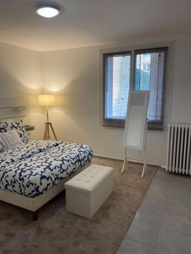 - une chambre avec un lit et une table dans l'établissement MydailyHouse Paris Nord, à Aubervilliers