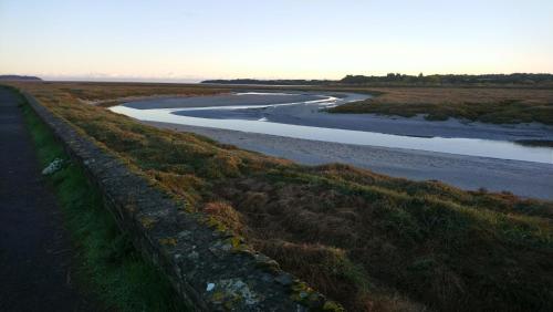 Vue aérienne d'une rivière dans un champ dans l'établissement Maison en résidence, à Langueux