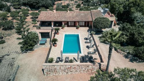 an aerial view of a house with a swimming pool at Villa Bell Lloc by SOMNIA in Felanitx