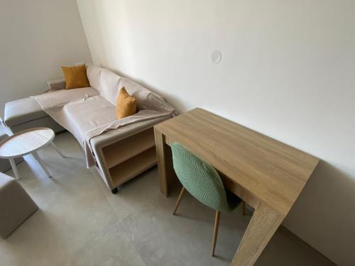 un salon avec un canapé et une table dans l'établissement T2 entièrement rénové à 550m de la plage de La Faviere à Bormes-les-Mimosas, à Bormes-les-Mimosas