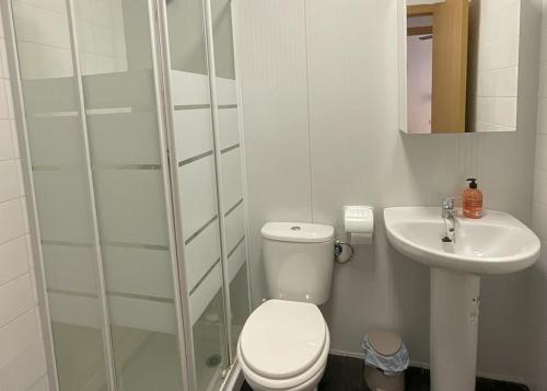 a white bathroom with a toilet and a sink at Disfruta frente al mar, a 50 metros, y desconecta in Torre de la Horadada