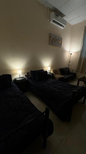 Postel nebo postele na pokoji v ubytování شقة النور