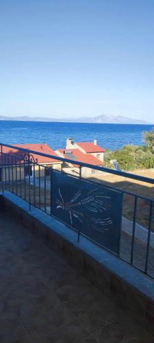 a view of the ocean from a bridge at Φάρος Αρκίτσας in Arkítsa