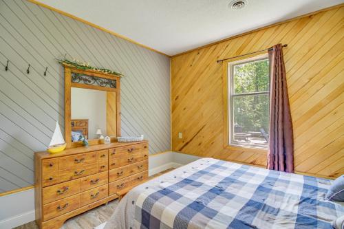Postel nebo postele na pokoji v ubytování Quiet Lakefront Grand Rapids Cabin on 5 Acres
