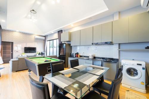 TV a/nebo společenská místnost v ubytování Wonder Hills Pool Villa Pattaya 泳池别墅