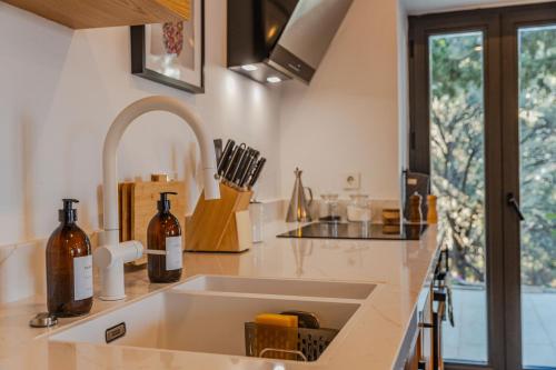 Una encimera de cocina con un fregadero y una ventana. en Kalkan Villa Veranda, en Kalkan