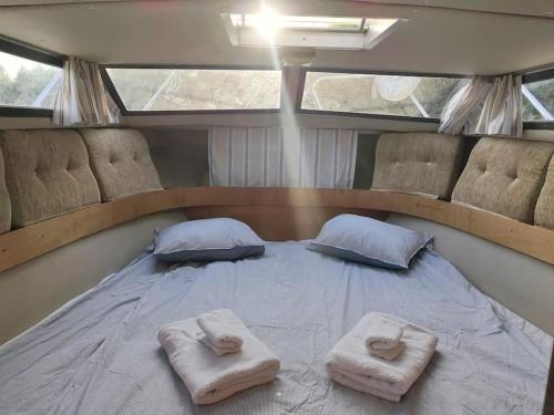 Postel nebo postele na pokoji v ubytování Wake Port Boat, ubytování na lodi
