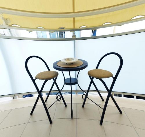 een tafel en twee stoelen in een kamer bij Casa Vacanza -Trani centro in Trani