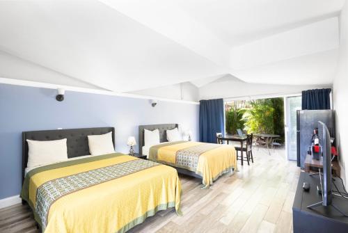 Katil atau katil-katil dalam bilik di Warm Mineral Springs Motel