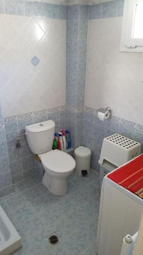 Ένα μπάνιο στο Joseph House Kallithea