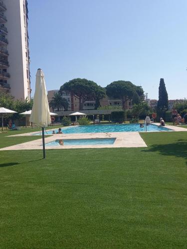 appartement lumineux piscine plage 250m centre ville grande terrasse portaventura