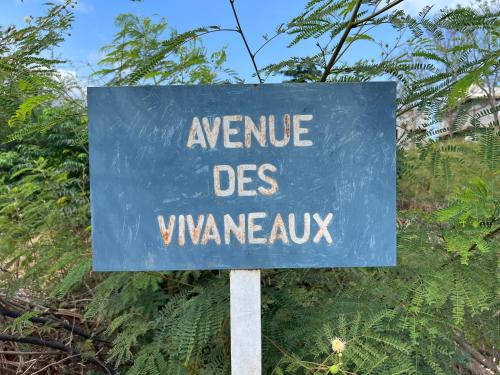 a sign that reads avenue des vinemews at Seascape Modern Accomodation Near CLUB MED ALBION in Albion