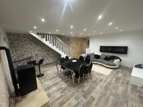 un salon avec une table et un canapé dans l'établissement Bornel, à Saint-Martin-des-Fontaines