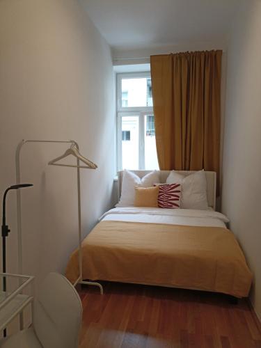 9 Bedroom Garden Apartment for Groups near Airport Train Simmering