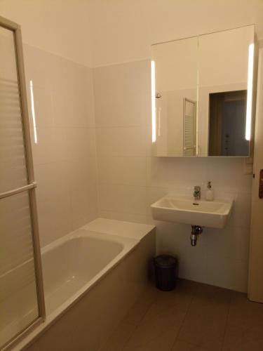9 Bedroom Garden Apartment for Groups near Airport Train Simmering