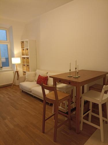 9 Bedroom Garden Apartment for Groups near Airport Train Simmering