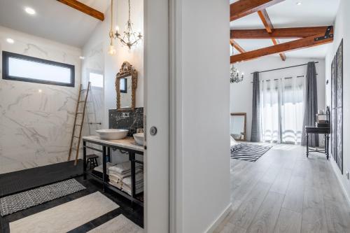 a room with a hallway with a table and a mirror at Villa Nour in Arrabal