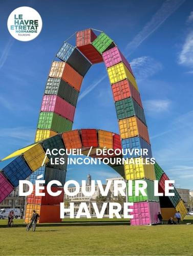 un grand monument aux couleurs de l'arc-en-ciel dans un champ dans l'établissement week-end Au Havre, au Havre