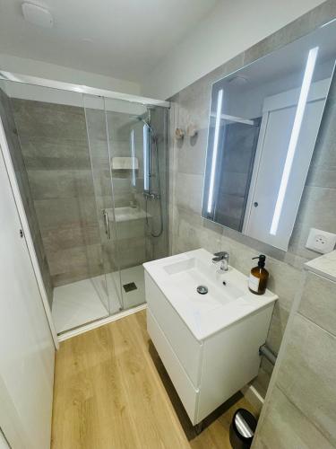 une salle de bain avec un lavabo blanc et une douche dans l'établissement 307 Gare Saint Roch Montpellier, à Montpellier