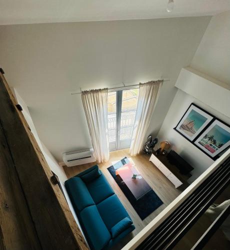 - un salon avec un canapé bleu dans l'établissement 307 Gare Saint Roch Montpellier, à Montpellier