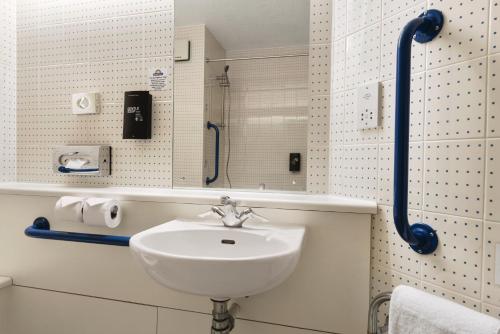 Days Inn Hotel Warwick South - Southbound M40 tesisinde bir banyo