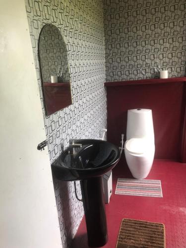 a bathroom with a black sink and a mirror at Eagle Eye Yala in Yala