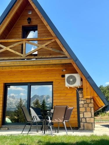 une maison avec un patio avec des chaises et un ventilateur dans l'établissement Durmitor Home Mia, à Žabljak