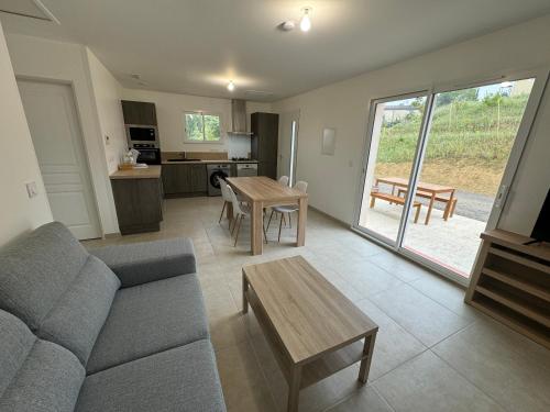 un salon avec un canapé et une table dans l'établissement La Gourgotte, à Ajac