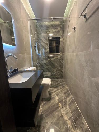 Ένα μπάνιο στο Chic Apartments For Rent ave1-7