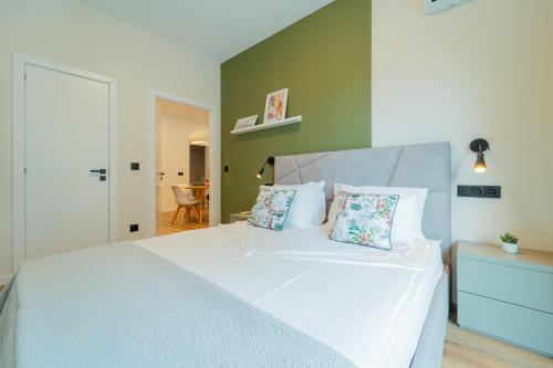Casa Flores - 2 bedroom, Lift, AC, Car Parking - extra
