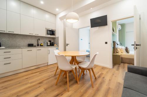 Casa Flores - 2 bedroom, Lift, AC, Car Parking - extra